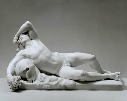 Skulptur föreställande en liggande faun.