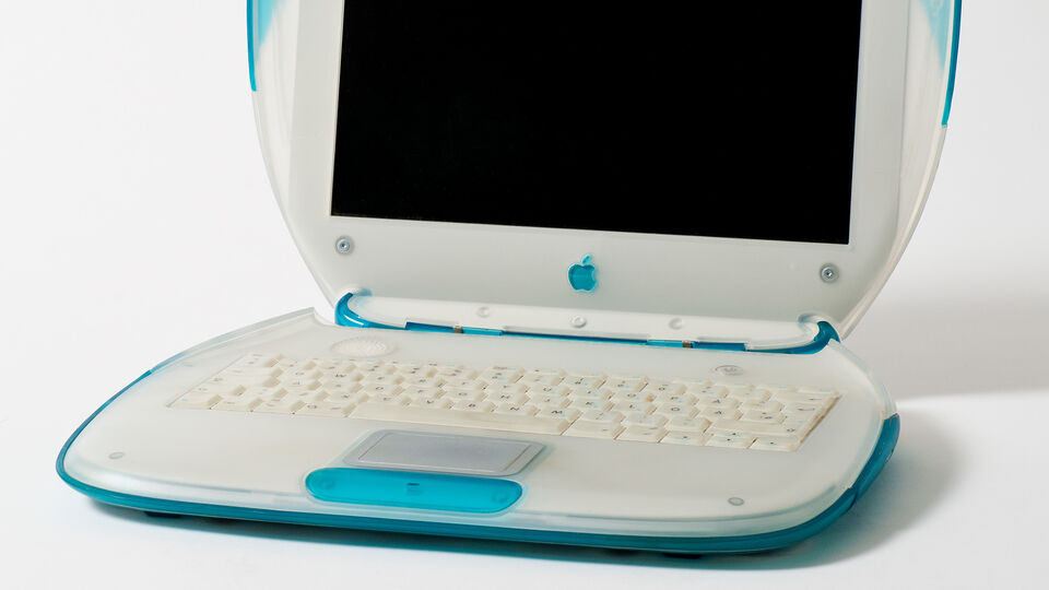 Jonathan Ive, Apple Inc., Bärbar dator, " iBook", Producerad från 1999, Plast, metall