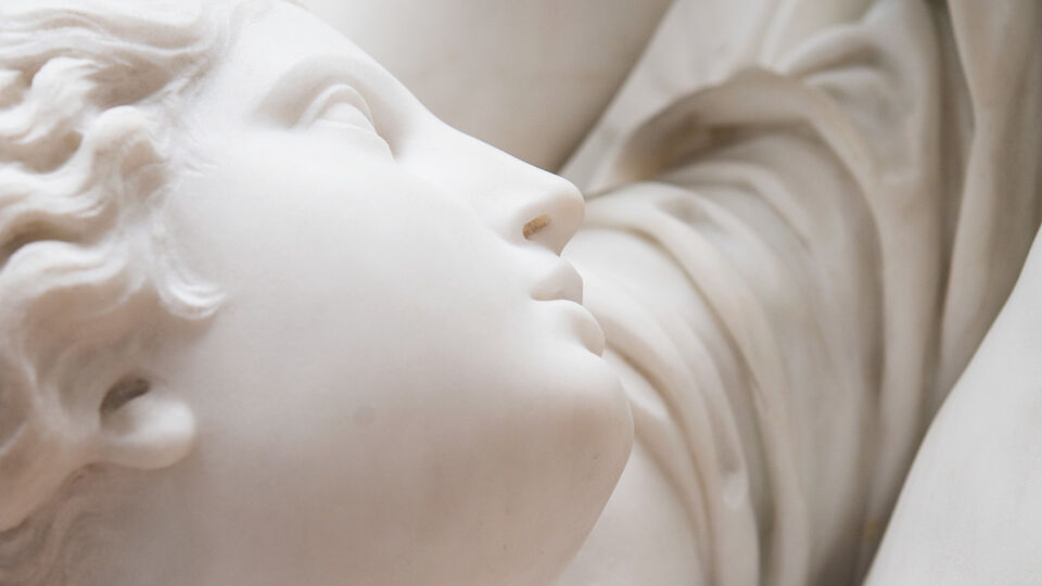 Detalj av marmorskulptur, ansikte med klassiska drag.