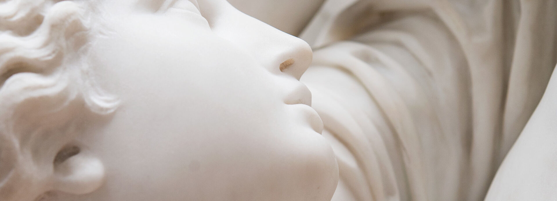 Detalj av marmorskulptur, ansikte med klassiska drag.