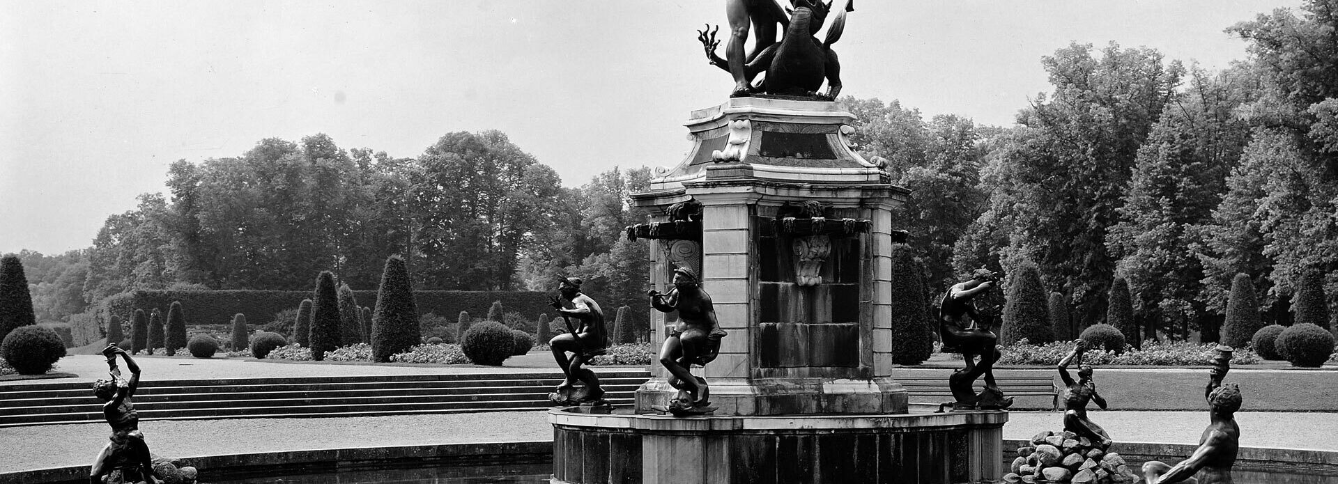 Fontän med grupp av skulpturer i Drottningholms slottspark.