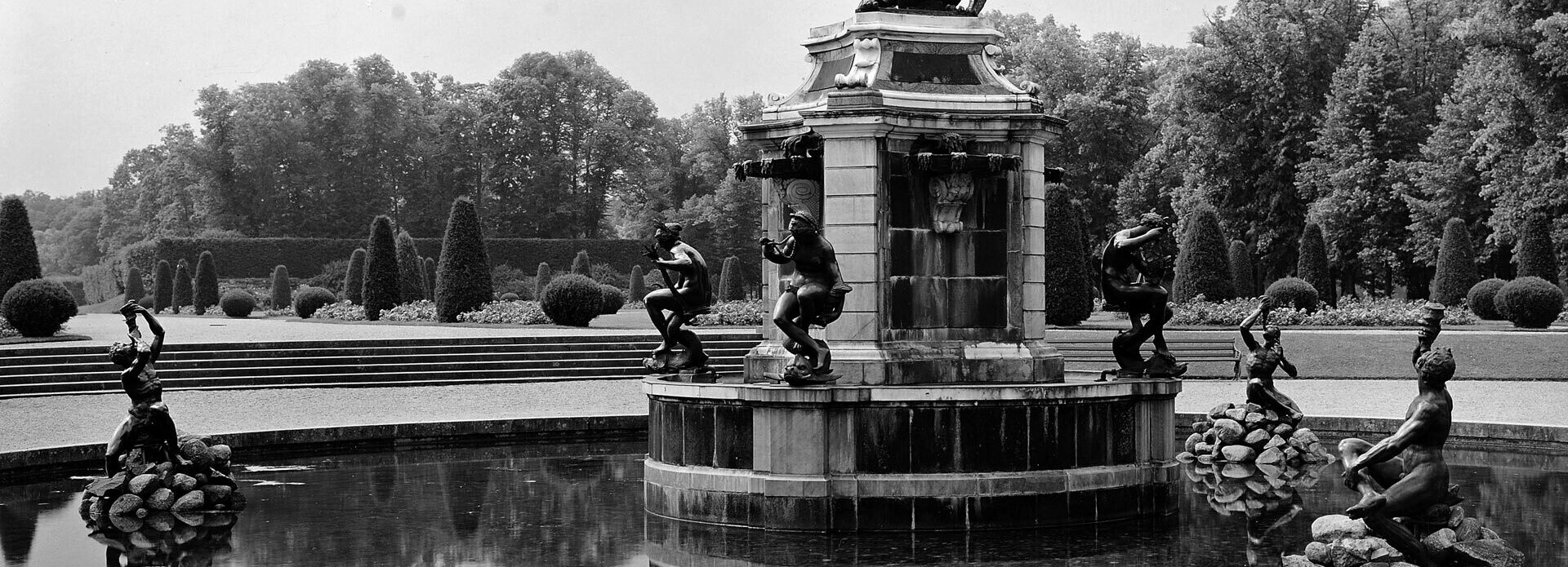 Fontän med grupp av skulpturer i Drottningholms slottspark.