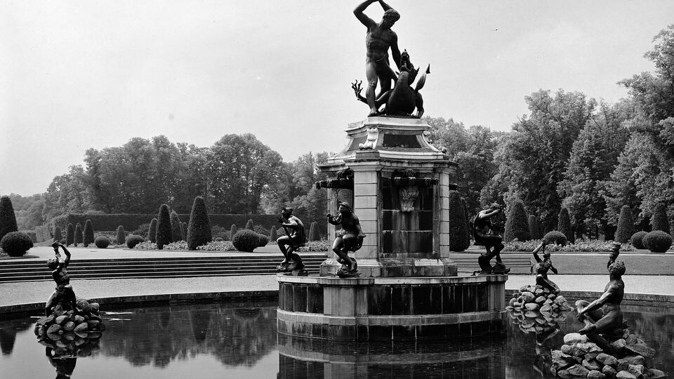 Fontän med grupp av skulpturer i Drottningholms slottspark.