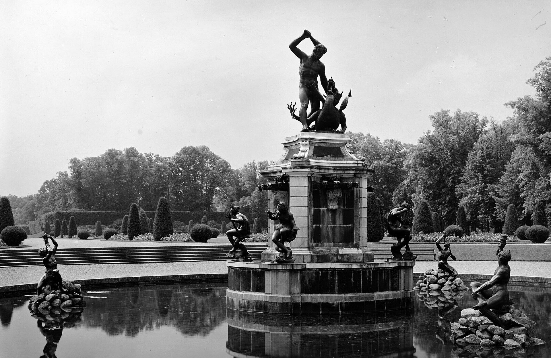 Fontän med grupp av skulpturer i Drottningholms slottspark.