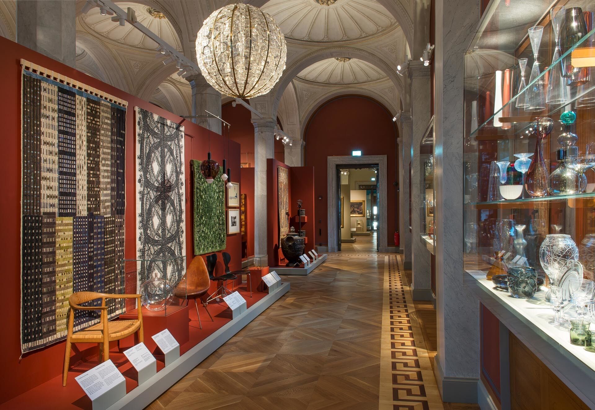 Interiör från museisal med möbler, konsthantverks.- och designföremål samt konst från 1900-talets första hälft.