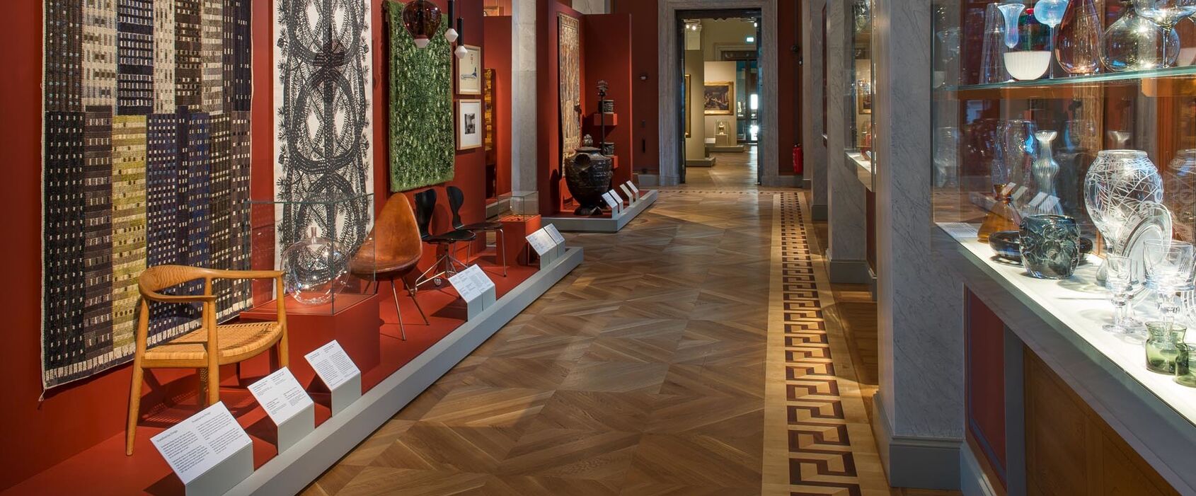 Interiör från museisal med möbler, konsthantverks.- och designföremål samt konst från 1900-talets första hälft.