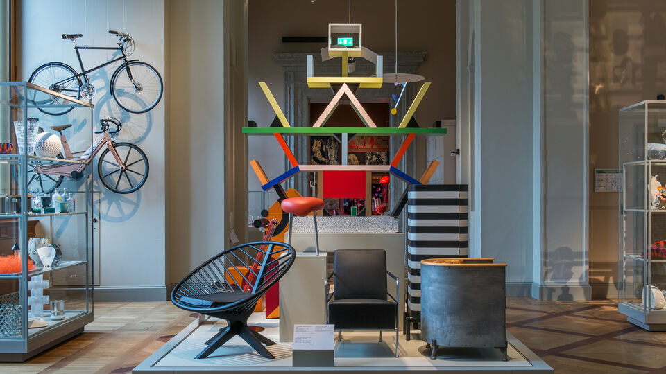 Interiörbild från museisal med nutida möbler och designföremål