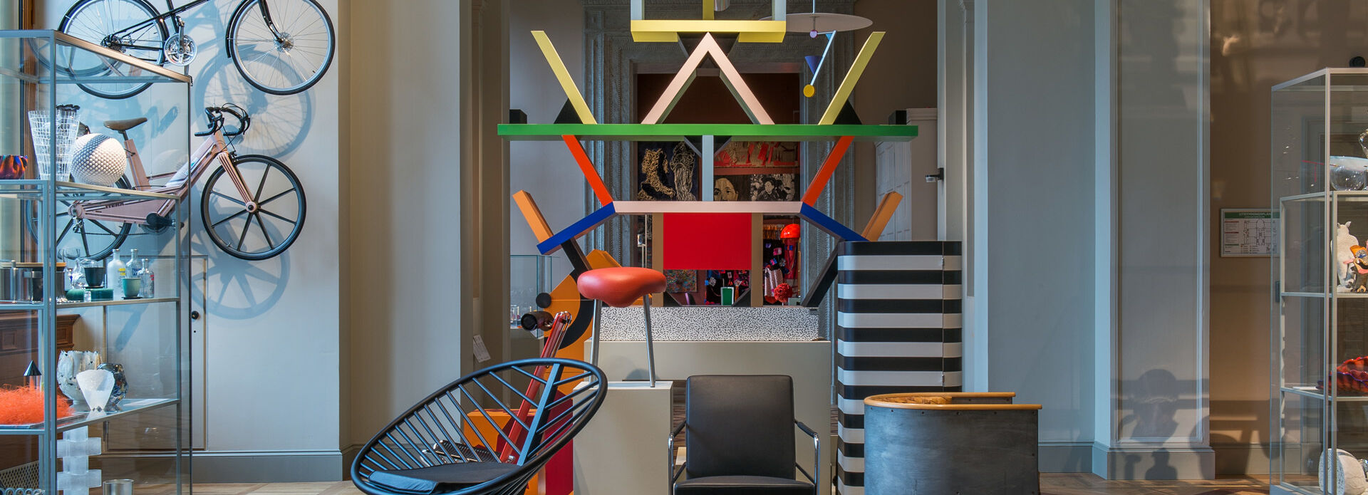 Interiörbild från museisal med nutida möbler och designföremål