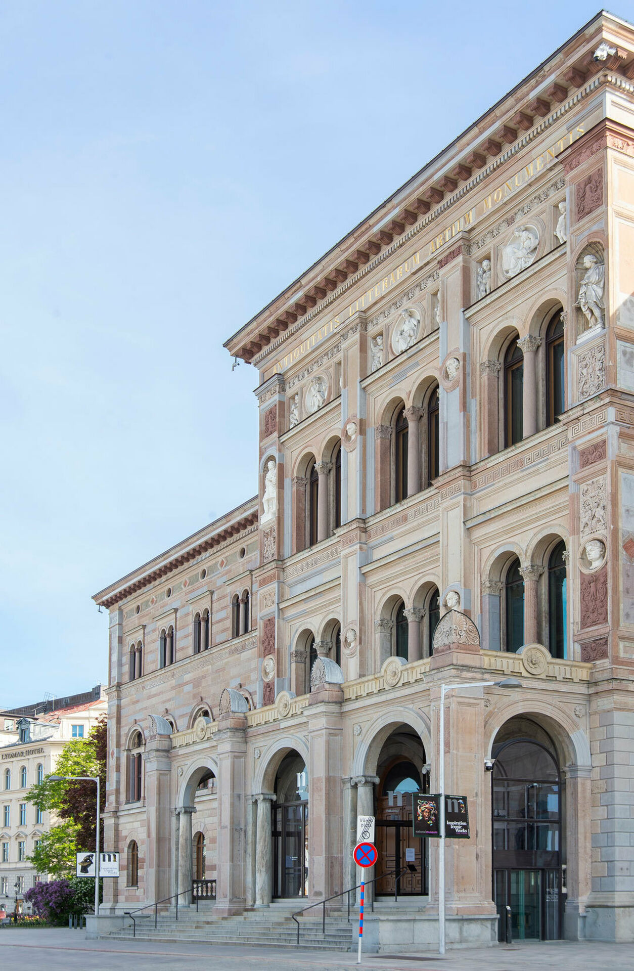 Fotografi som visar Nationalmuseums fasad, framsidan, från bron till Skeppsholmen.