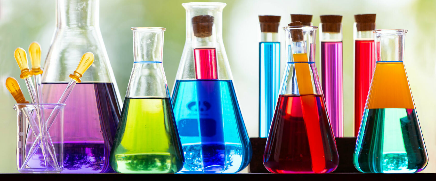 Syntetiska färger i labbglas och provrör samt några pipetter.