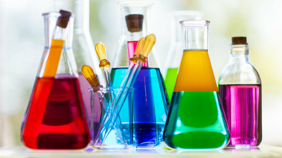 Syntetiska färger i labbglas och provrör samt några pipetter.
