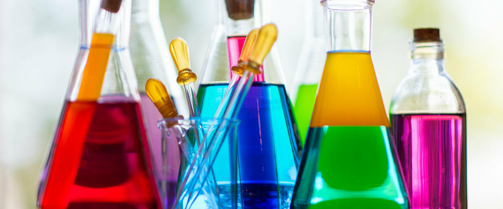 Syntetiska färger i labbglas och provrör samt några pipetter.