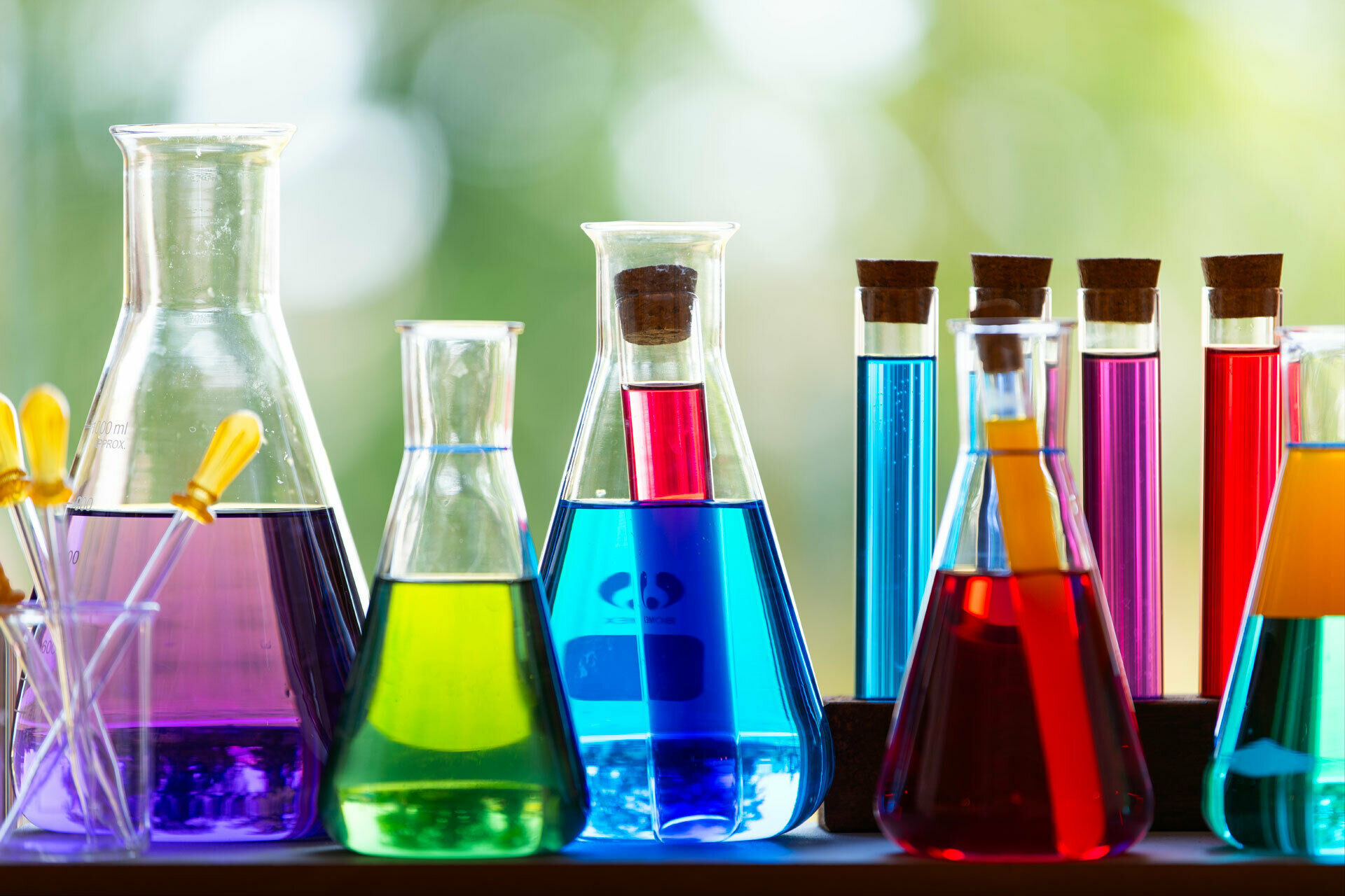 Syntetiska färger i labbglas.