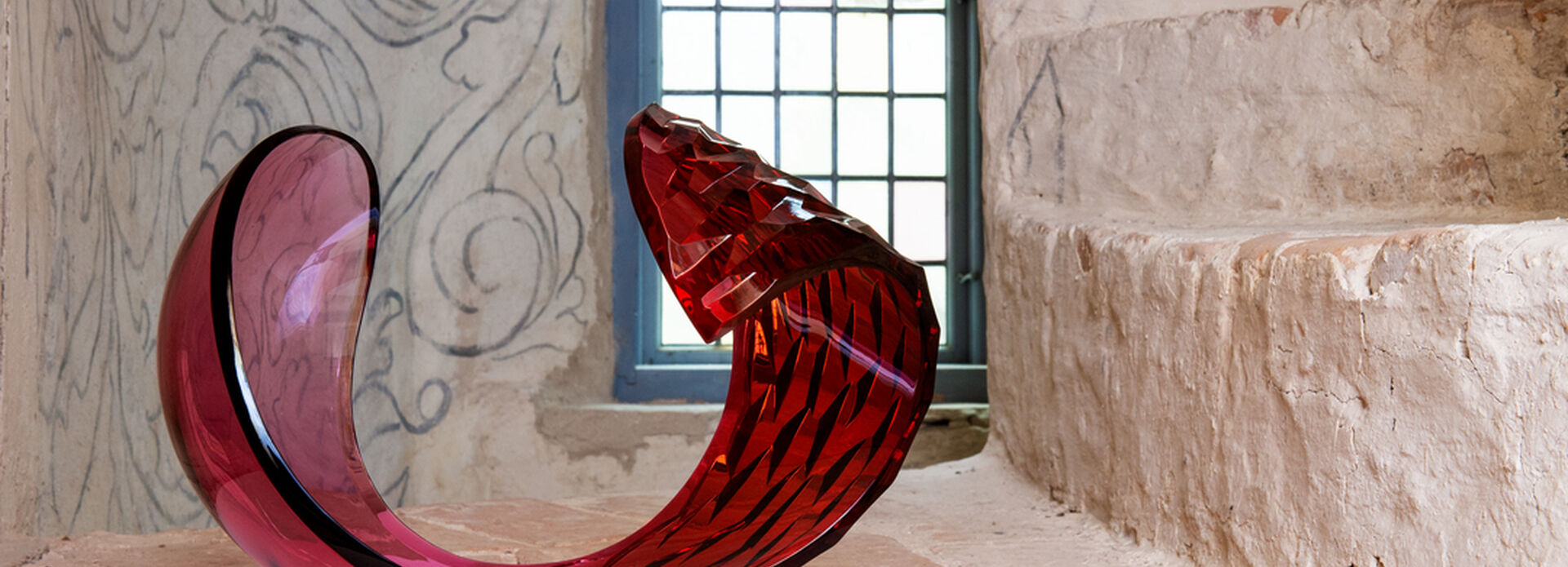 Lena Bergström, skulptur "Planets: Red Rose”. Visas i utställningen Tankar i glas på Läckö slott sommaren 2019.