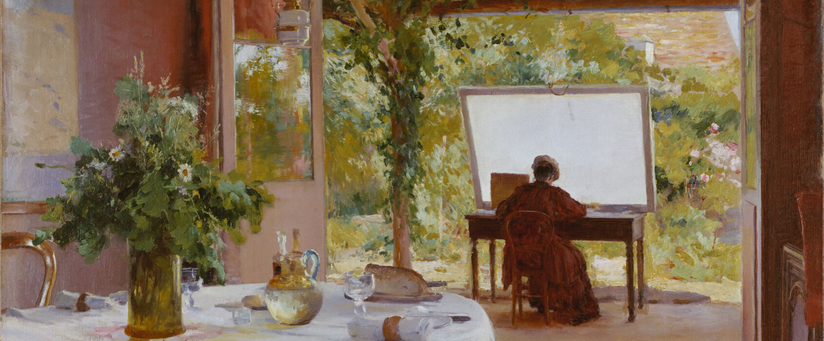 Kvinna avbildad vbakifrån med att sittandes vid skrivbord