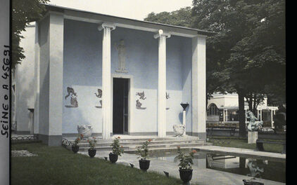 Äldre foto som visar en stram byggnad i nyklassisk stil. I förgrunden en damm och urnor med växter. Sveriges paviljong på Parisutställningen 1925.