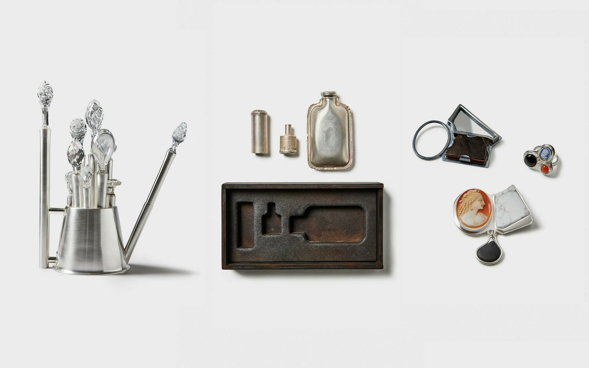 Diverse nutida silverföremål.