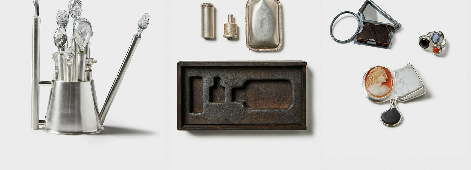 Diverse nutida silverföremål.