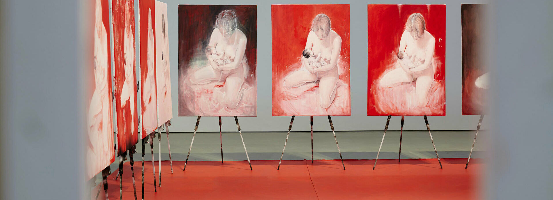 En rad måningar som föreställer en kvinna som sitter naken på golvet. Hon har just fött ett barn som hon nu ammar.