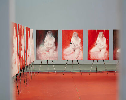 En rad måningar som föreställer en kvinna som sitter naken på golvet. Hon har just fött ett barn som hon nu ammar.