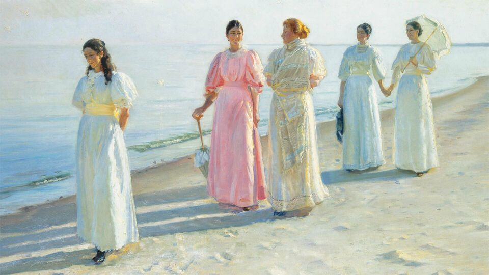Skagenmålening med fem kvinnor i fotsida, ljusa klänningar promenerar längs med en strand intill spegelblankt hav med bara en lite krusning på vattenytan invid stranden.