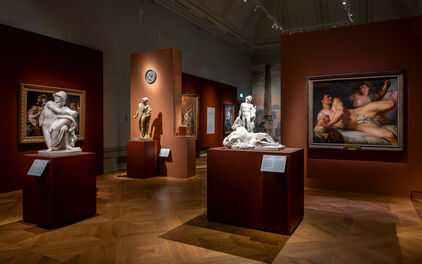 Interiör från utställningssal, med marmorskulpturer och målningar, på museum.