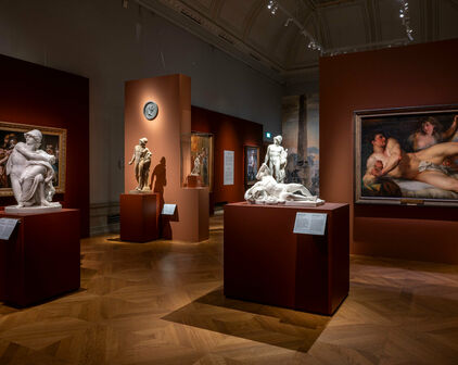 Interiör från utställningssal, med marmorskulpturer och målningar, på museum.