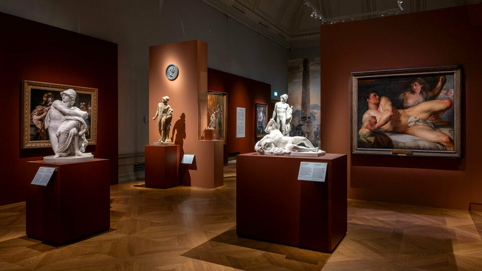 Interiör från utställningssal, med marmorskulpturer och målningar, på museum.