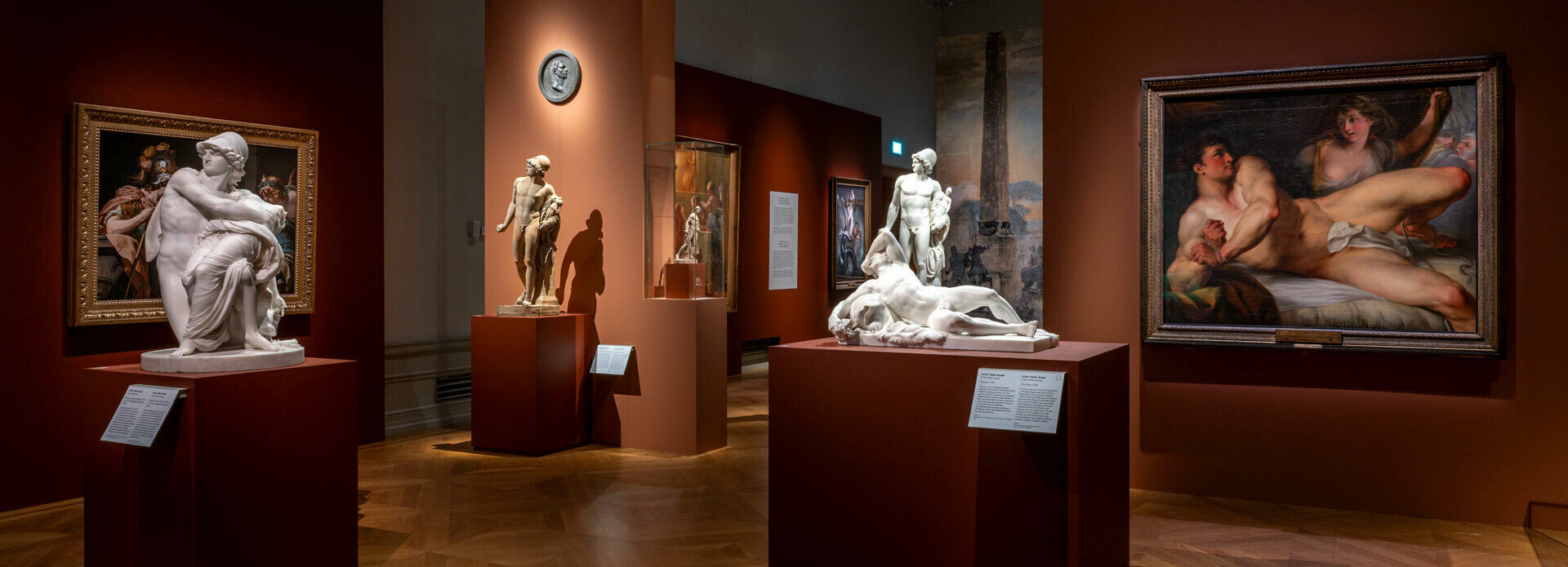 Interiör från utställningssal, med marmorskulpturer och målningar, på museum.