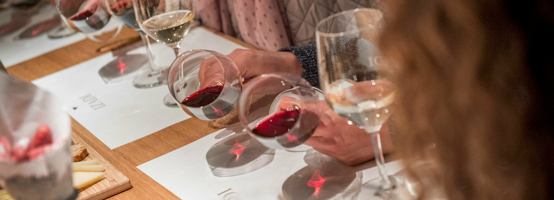 Gals med vin uppställda för vinprovning.