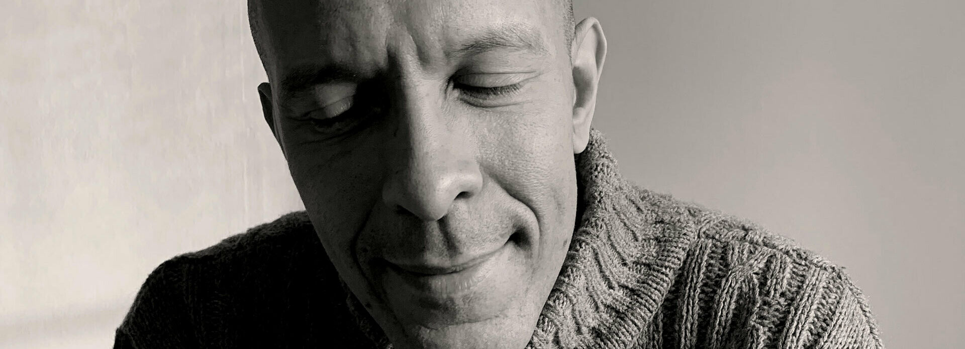 Svartvitt fotografiskt porträtt av en man.