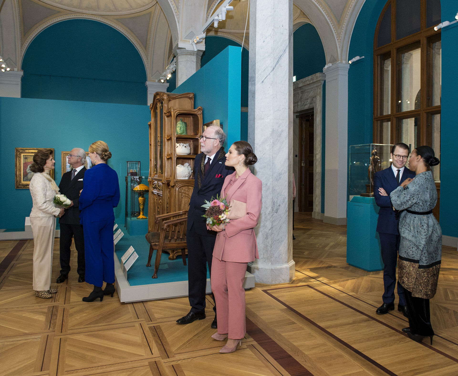 Conversation in the Art Nouveau gallery.