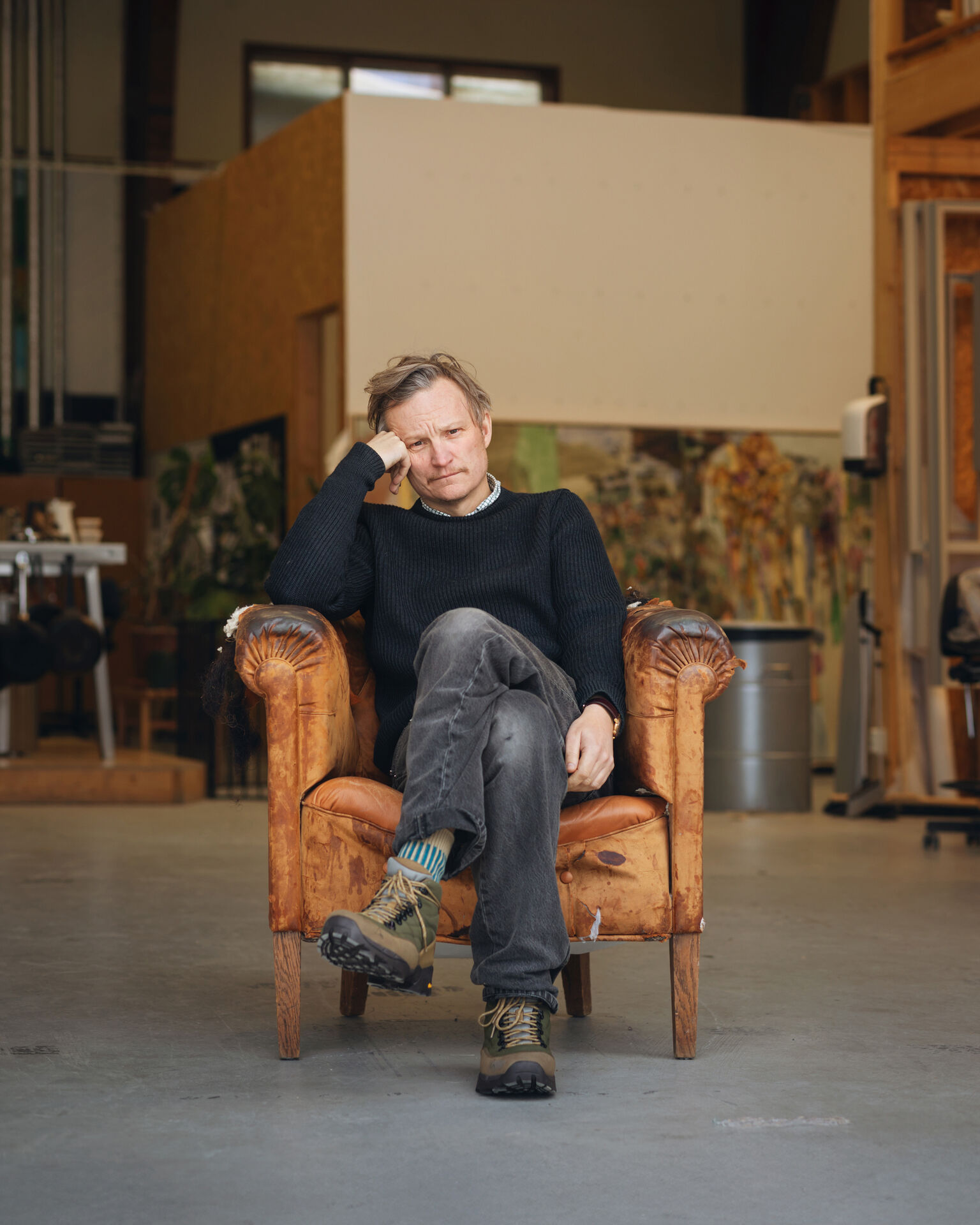 Foto av Andreas Eriksson som sitter i en fåtölj