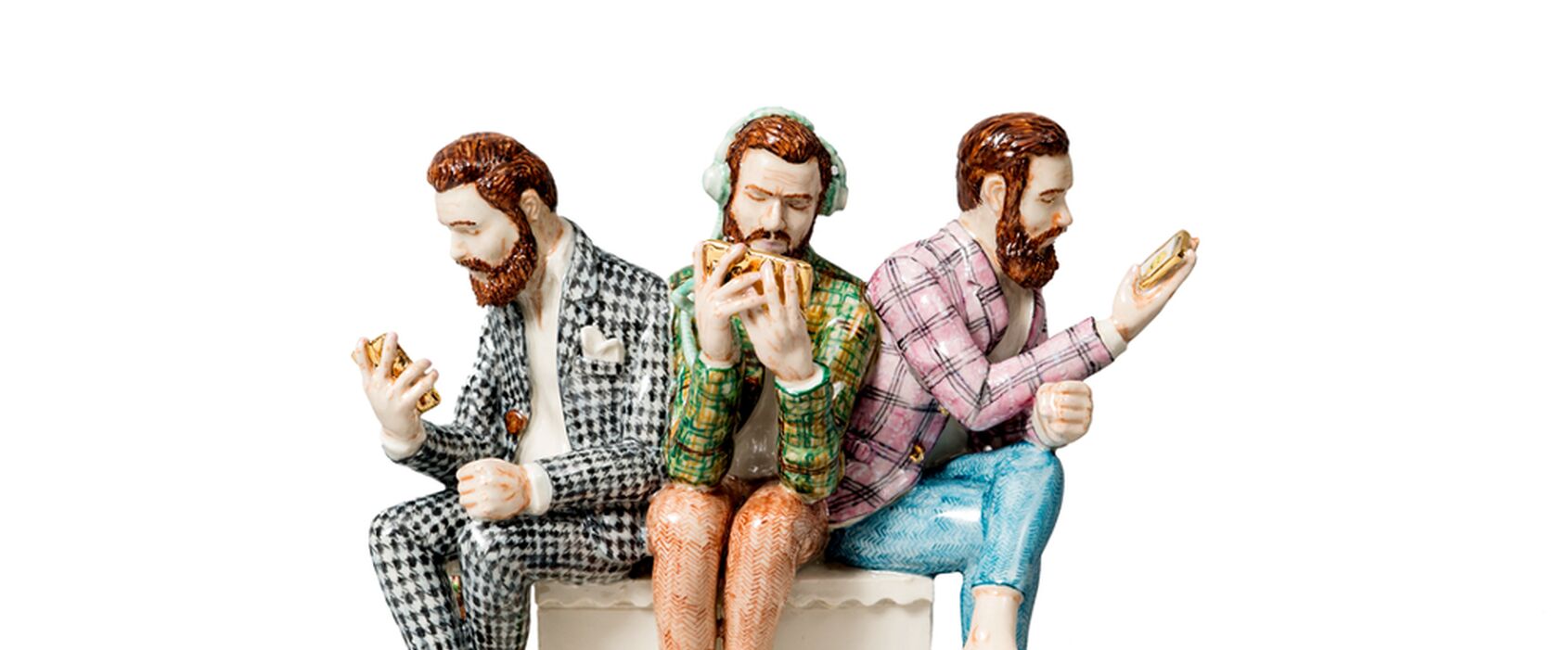 En figurin med tre personer som sitter nära varandra i färgglada kostymer, tittandes ner i sina smartphones.