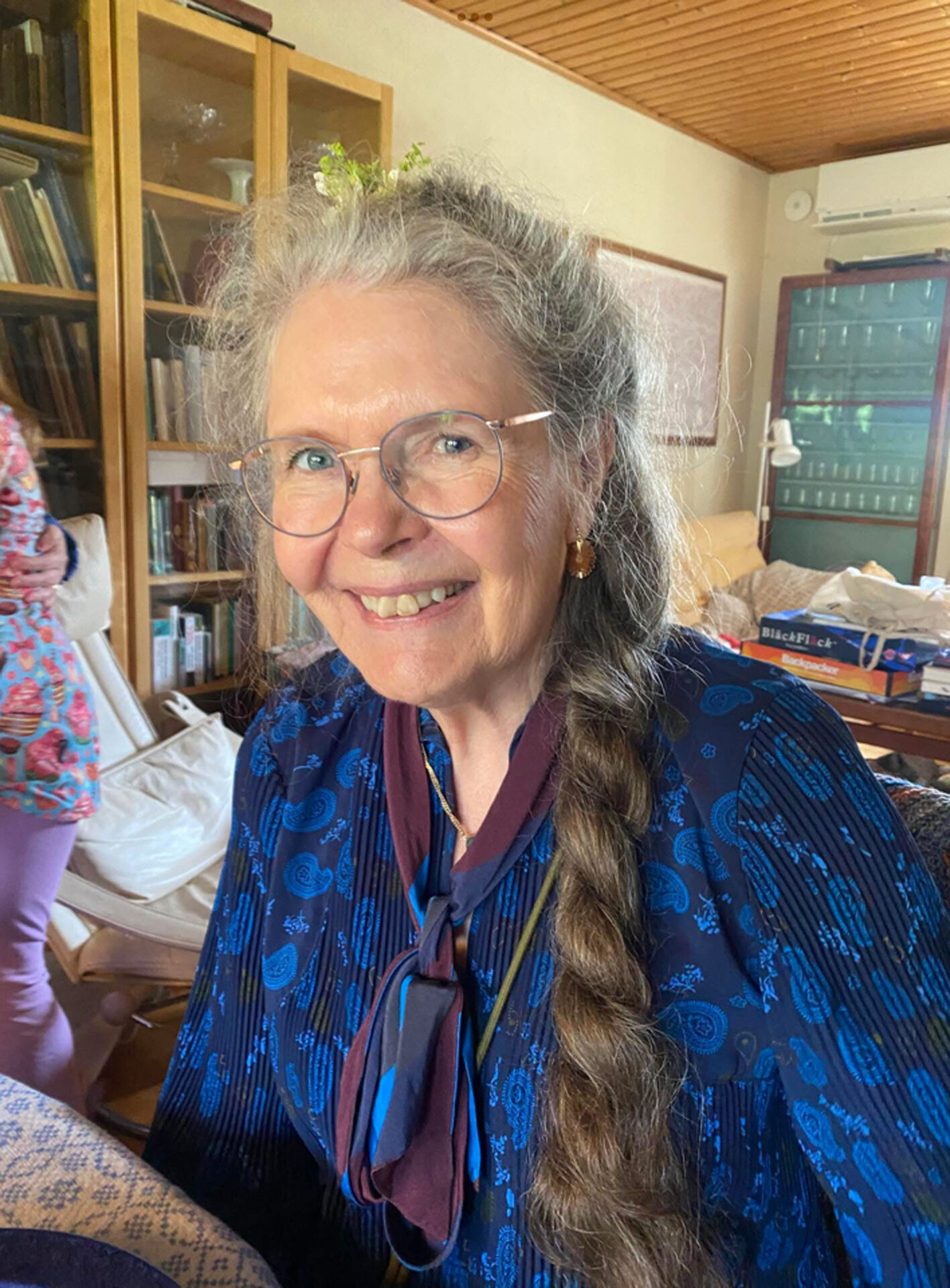 Foto av Viveca Wessel i en mörkblå blus.