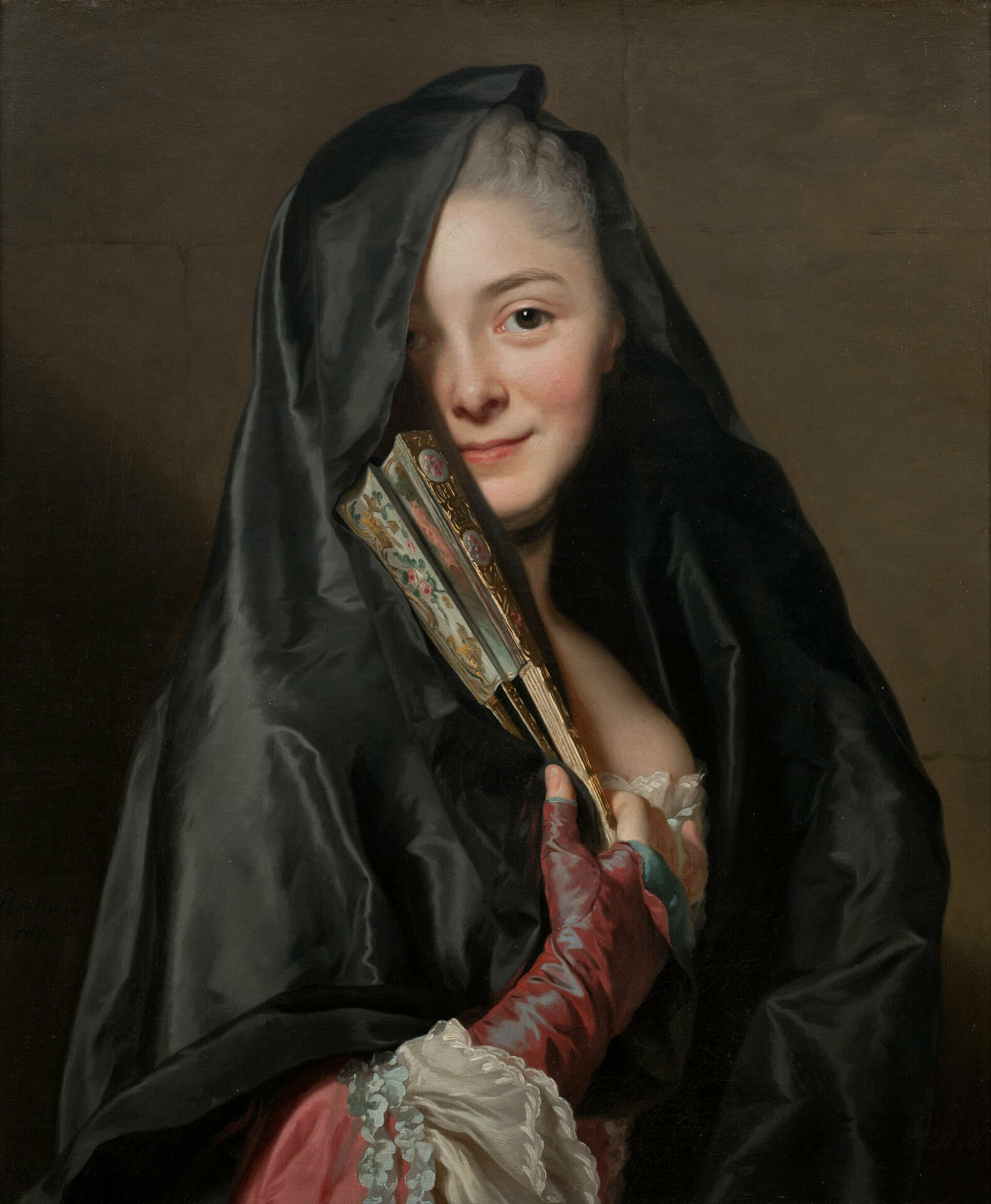 Målat porträtt av en kvinna i maskeradkostym Hon har en slöja som döljer halva ansiktet och en solfjäder i handen. 1700-talsmålning.