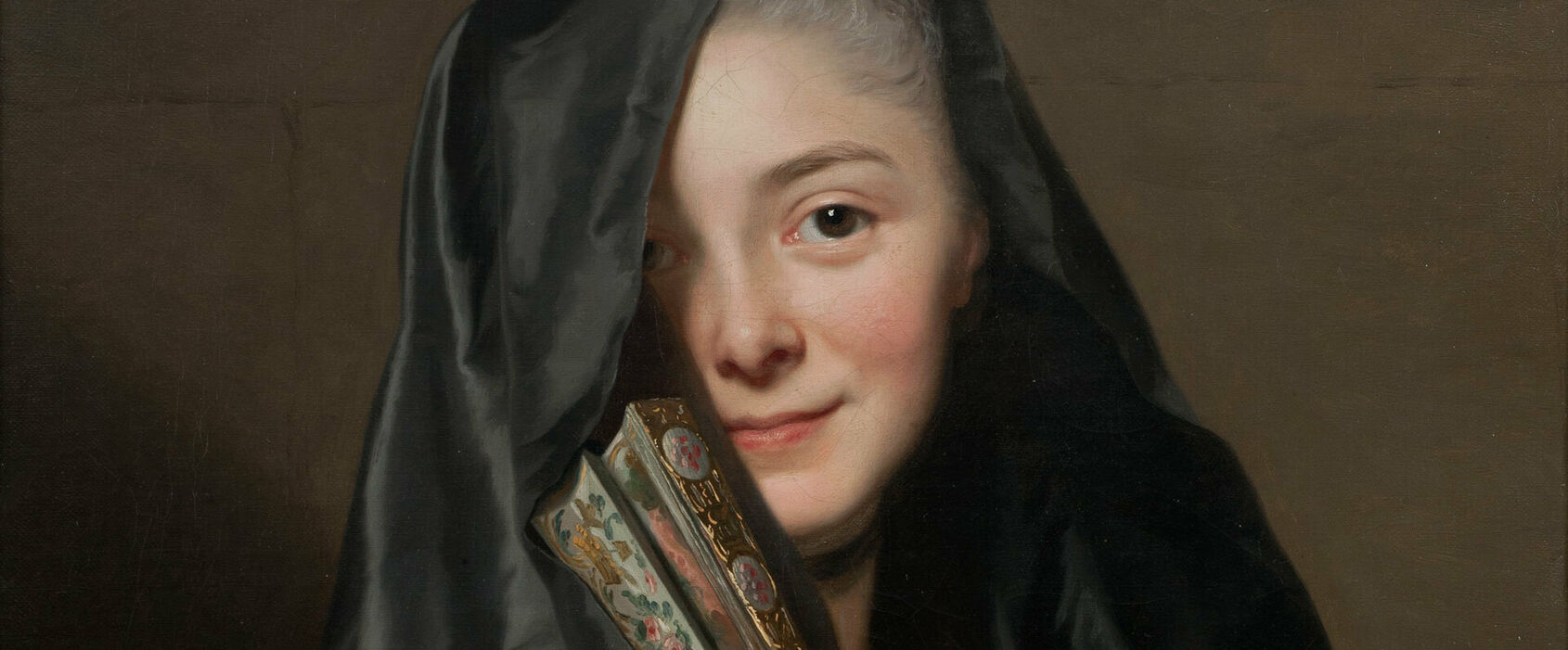 Målat porträtt av en kvinna i maskeradkostym Hon har en slöja som döljer halva ansiktet och en solfjäder i handen. 1700-talsmålning.