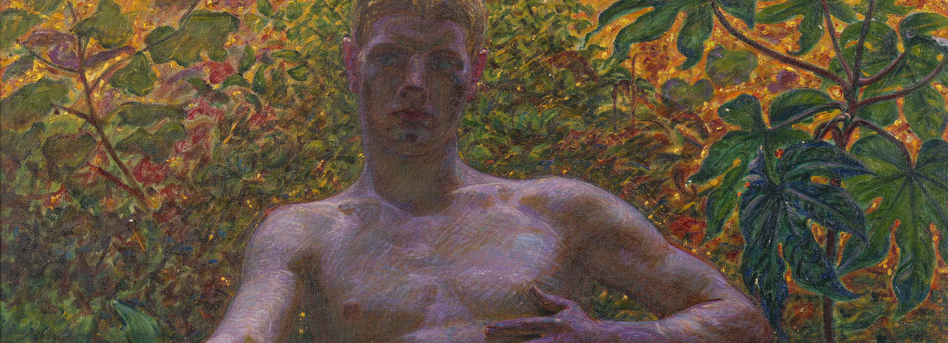 Mansfigur sittande naken i naturen.