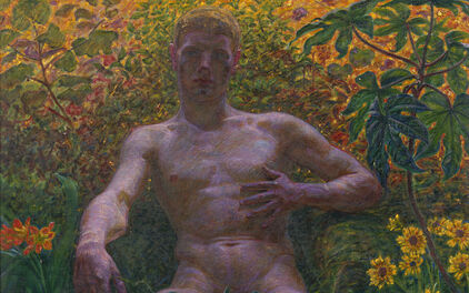 Mansfigur sittande naken i naturen.