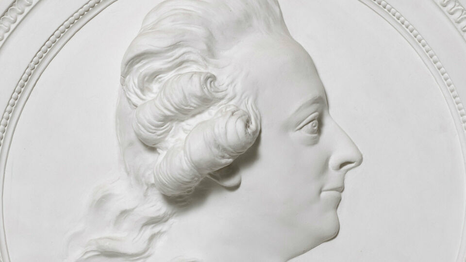 Detalj av gipsmedaljong föreställande kung Gustav III.