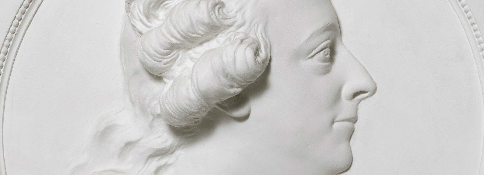 Detalj av gipsmedaljong föreställande kung Gustav III.