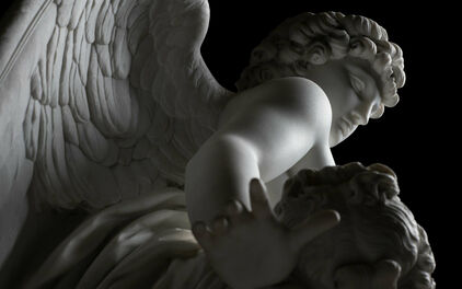 Detalj av marmorskulptur Amor och Psyke. Den bevingade Amor ses snett underifrån.