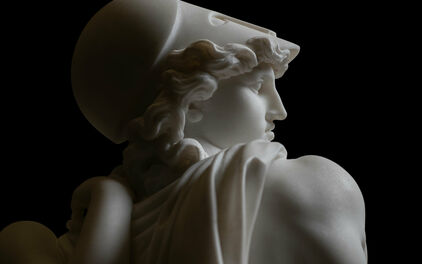 Fotografi av marmorskulptur föreställande antik gud.