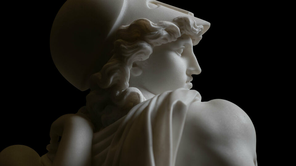 Fotografi av marmorskulptur föreställande antik gud.