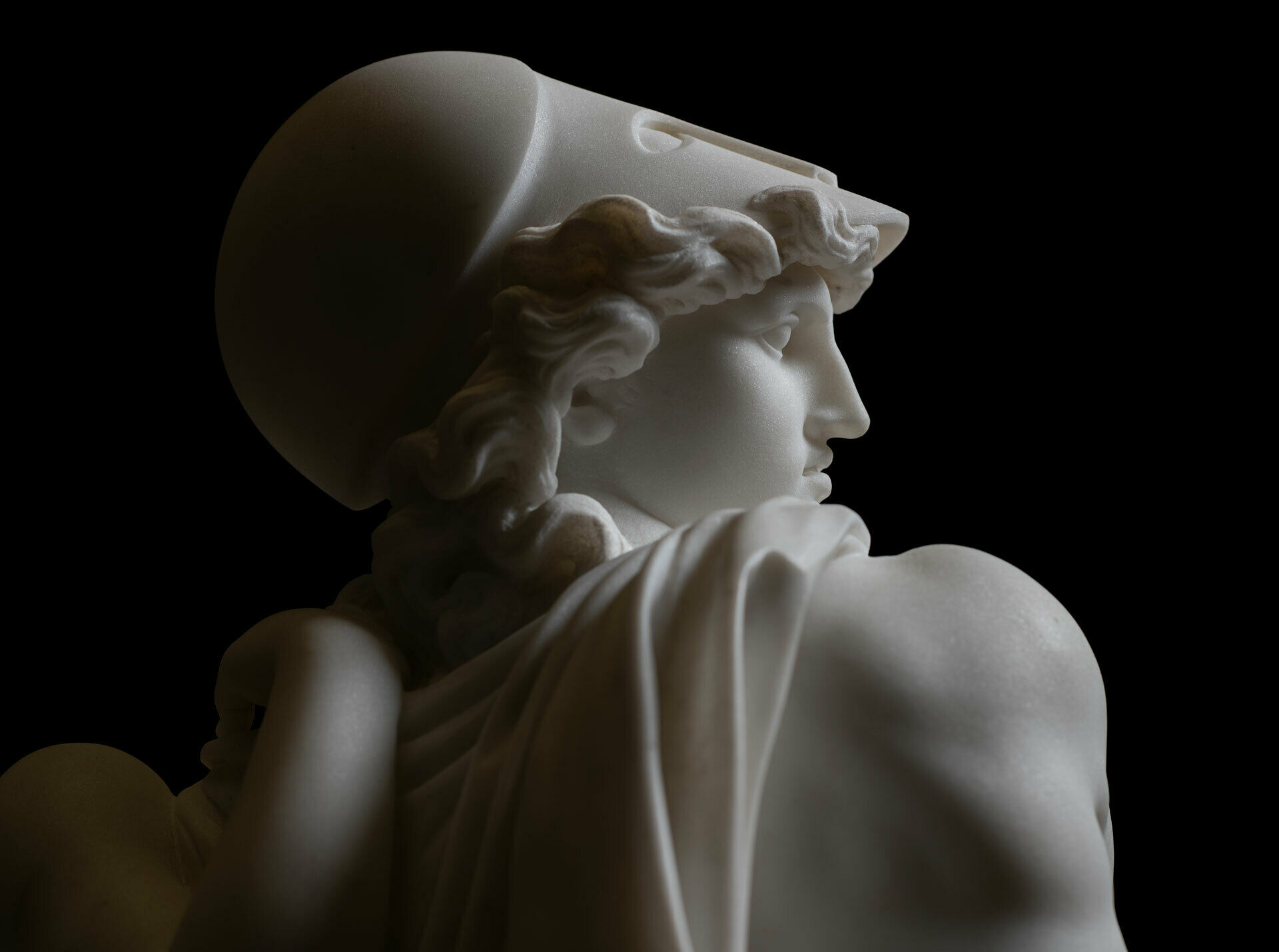 Fotografi av marmorskulptur föreställande antik gud.