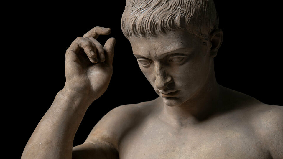 Detalj av terrakottaskulptur föreställande en romersk fältherre.