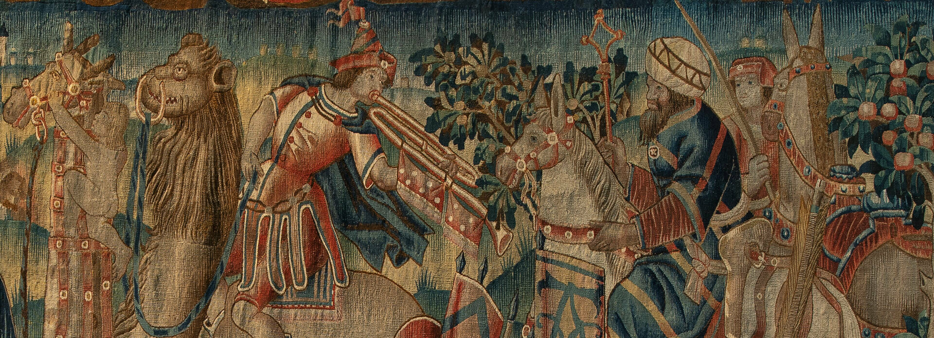 Vävd tapet föreställande män på åsnor och kameler. De blåser i instrument och har rikt utsmyckade kläder.