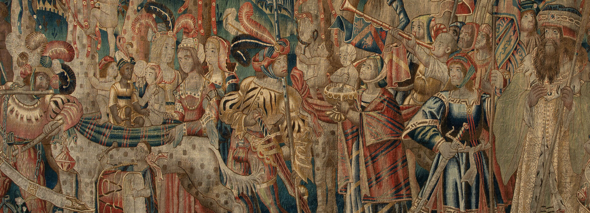 Detalj från vävd tapet från 1500-talet. Den föreställer ett myller av människor i färgglada kläder som kommer med gåvor till en kung.