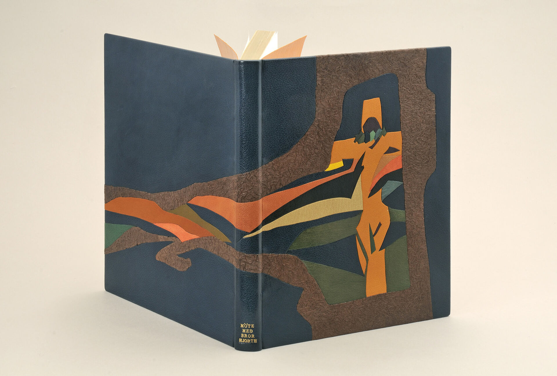 Bookbinder of the Month: Tini Miura – Flash of the Hand