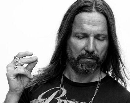 Fotografiskt porträtt föreställande musikproducenten och låtskrivaren Max Martin.